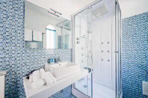 Ducha, artículos de higiene personal gratuitos y secador de pelo