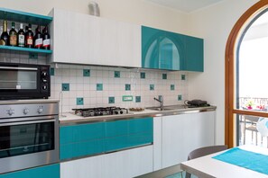 Frigorifero, microonde, forno, piano cottura
