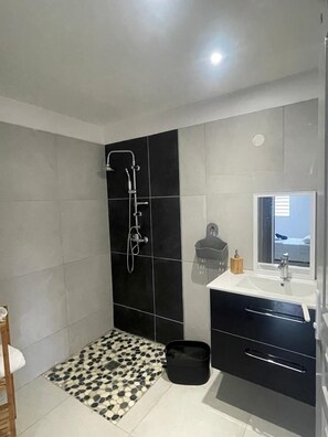 Haartrockner, Handtücher, Seife, Shampoo