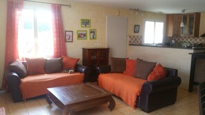 TV, DVD player, livros