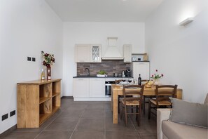 Superior Apartment | Bếp riêng | Tủ lạnh, lò vi sóng, lò nướng, bếp nấu 
