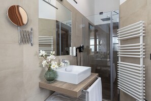 Departamento superior | Baño | Regadera, regadera tipo lluvia, amenidades de baño gratuitas 