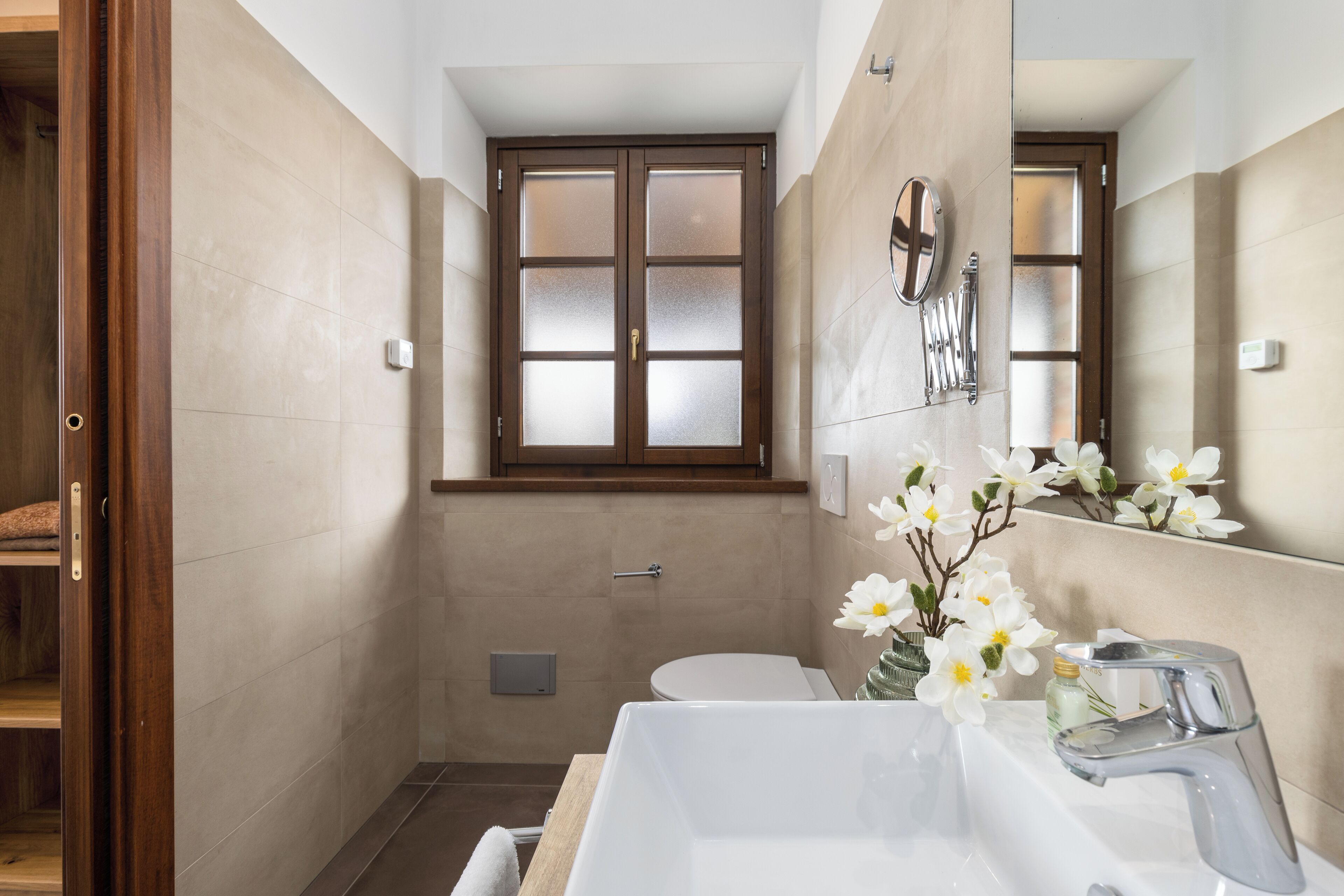 Une salle de bain avec une baignoire, des toilettes et une fenêtre située au-dessus des toilettes.