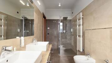 Departamento Deluxe | Baño | Regadera, regadera tipo lluvia, amenidades de baño gratuitas
