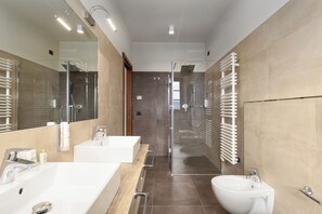 Apartemen Deluks | Kamar mandi | Shower, pancuran hujan, perlengkapan mandi gratis, dan pengering rambut
