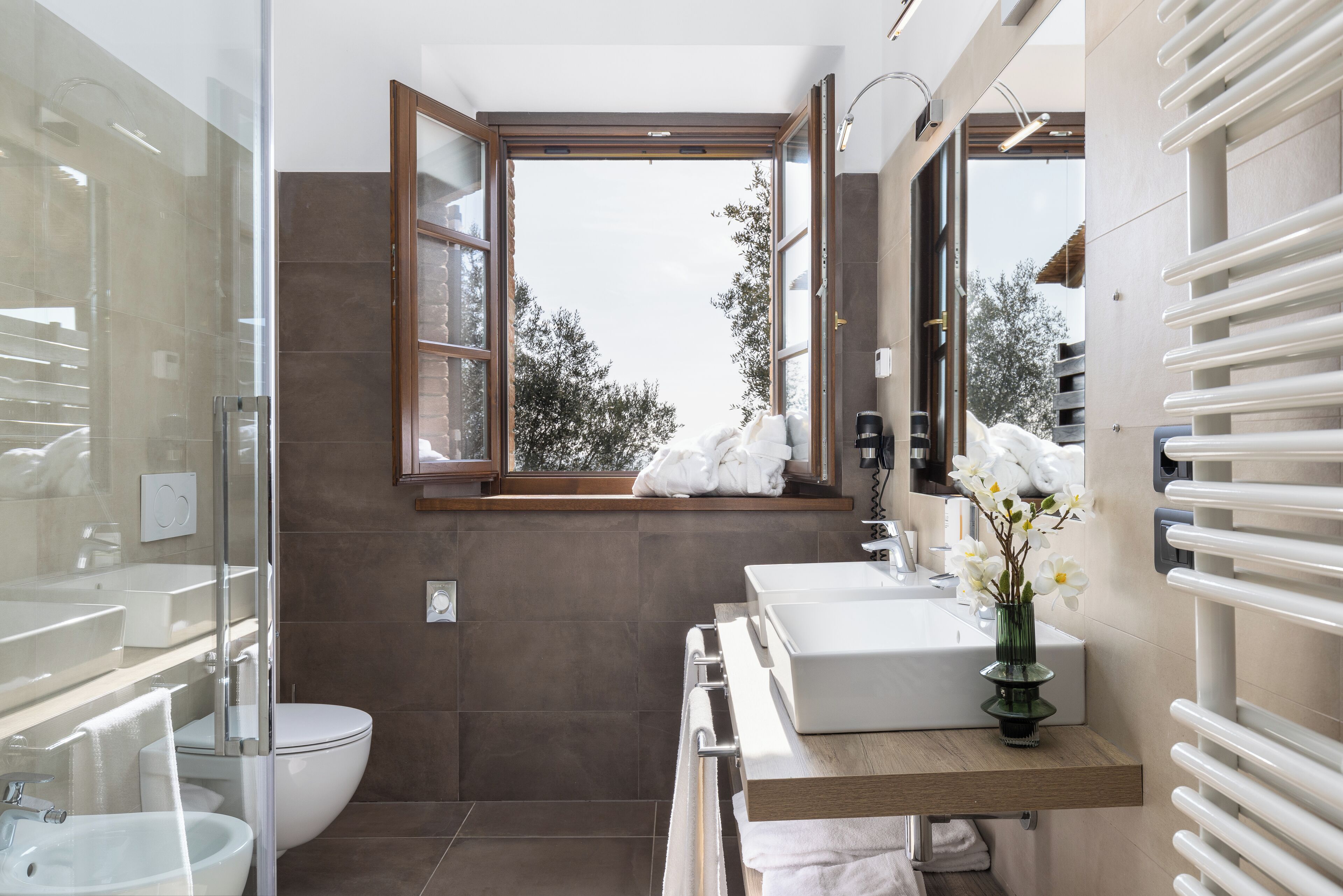 Superior Apartment | Bathroom | Shower, rainfall showerhead, free toiletries, hair dryer