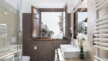 Superior Apartment | Bathroom | Shower, rainfall showerhead, free toiletries, hair dryer