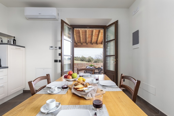 Een 40-inch flatscreentelevisie met satellietzenders en een televisie