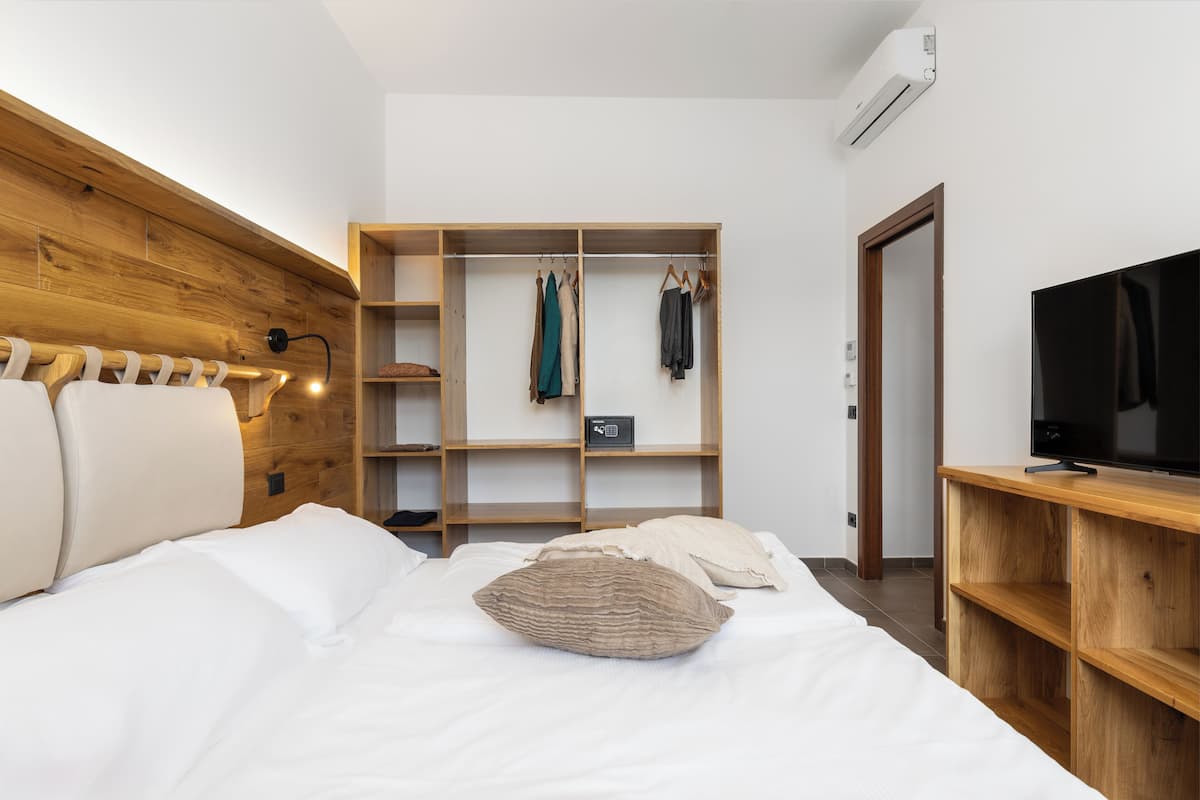 Superior Apartment | 1 bedroom, down duvets, pillow-top beds, in-room safe