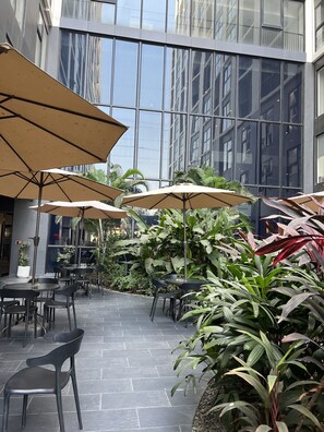 Outdoor dining - Cozy 2 bedroom Condo on the heart of PP offer restaurant ,Spa mini mart on site (Phnom Penh)