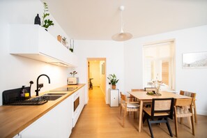 Een koelkast, een oven, een waterkoker