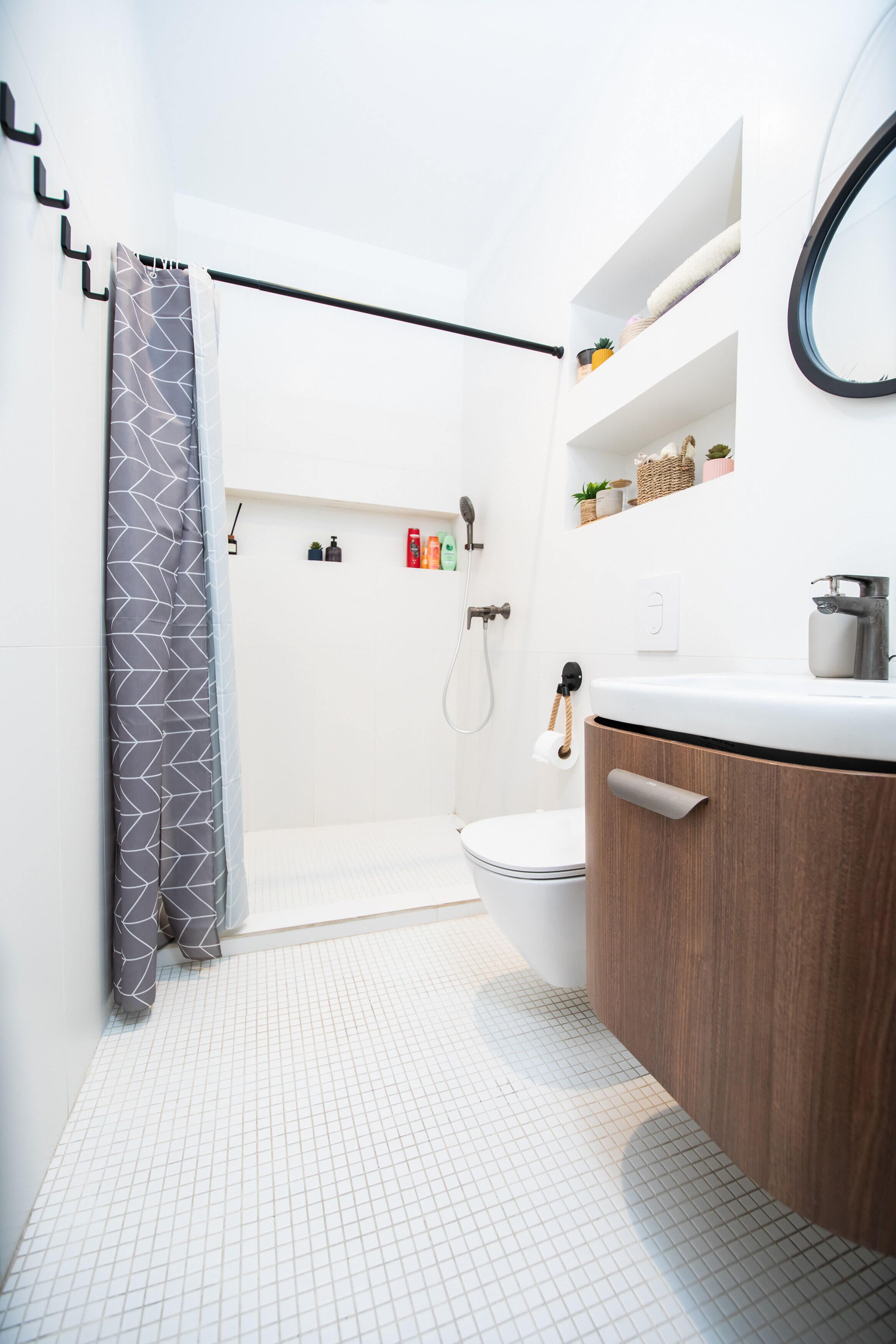 Ilmaiset hygieniatuotteet, hiustenkuivaaja, tohvelit, pyyhkeet