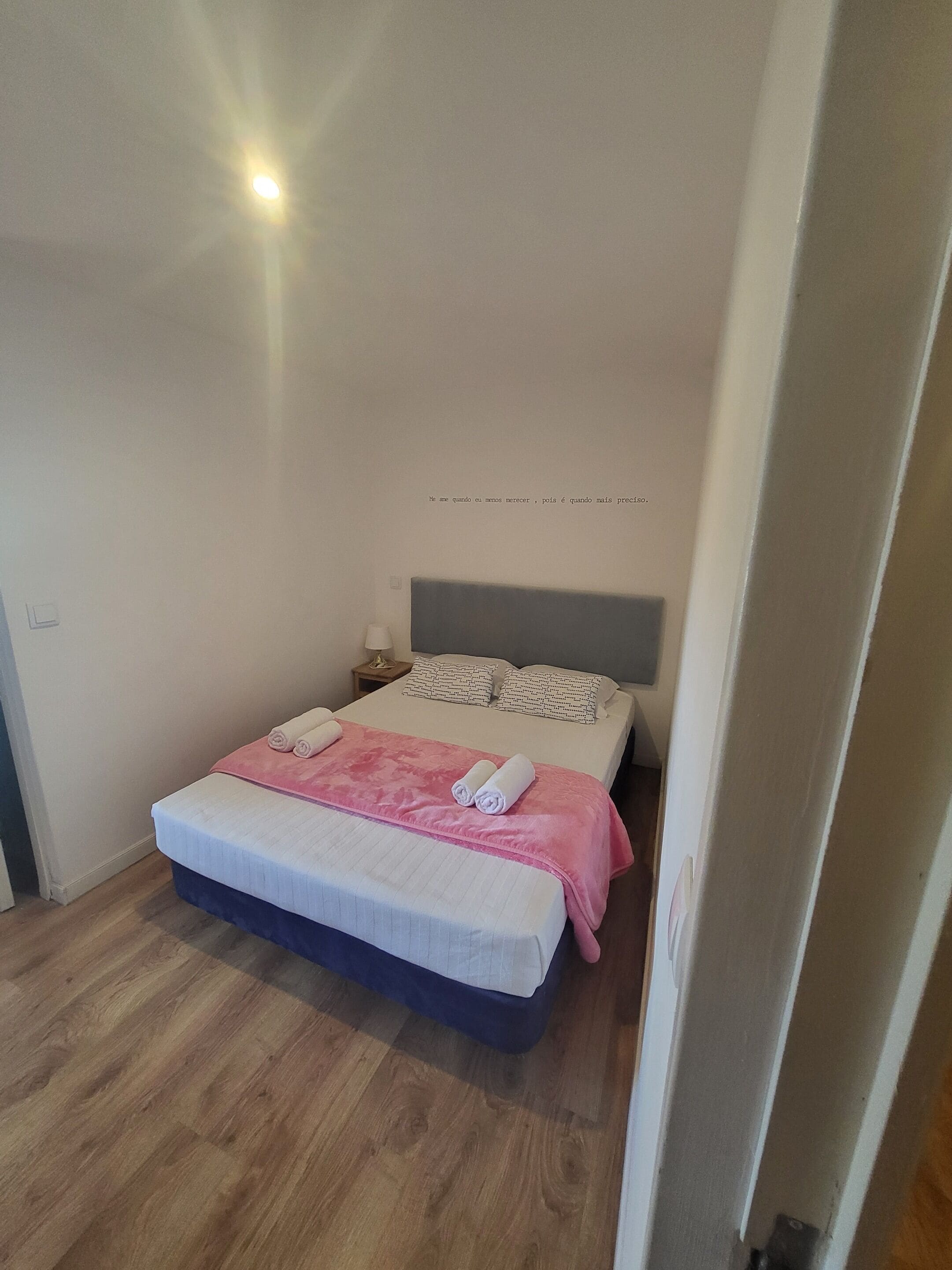 Wi-Fi de cortesia, roupa de cama