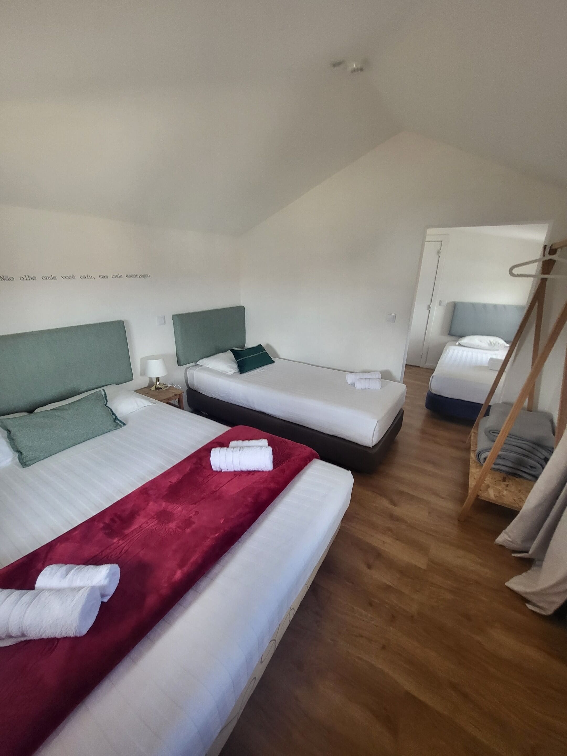 Quarto quádruplo conforto | Wi-Fi de cortesia, roupa de cama