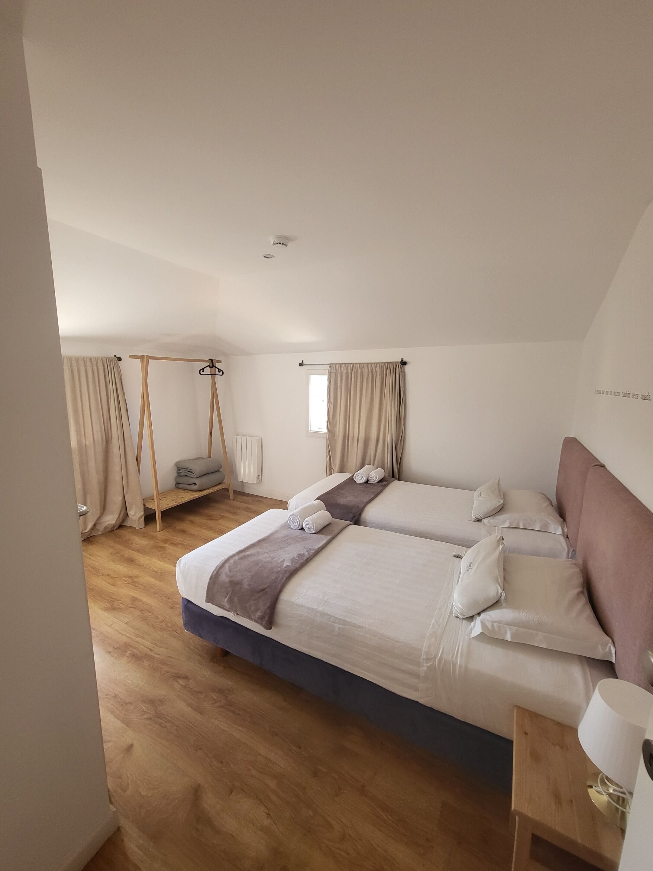 Quarto duplo clássico | Wi-Fi de cortesia, roupa de cama