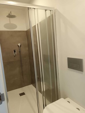 Classic Double Room | Bathroom | Shower, towels - What Else Guest House (Ourem)