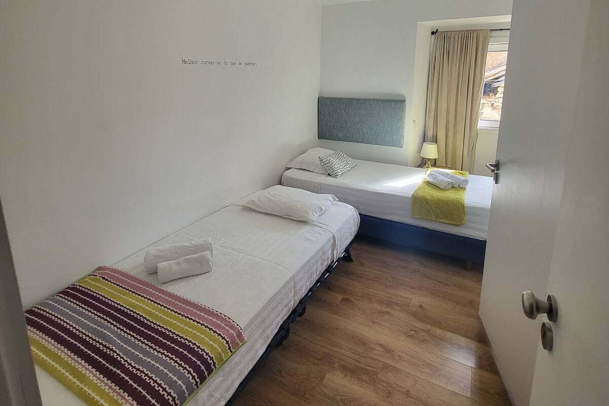 Quarto duplo básico | Wi-Fi de cortesia, roupa de cama