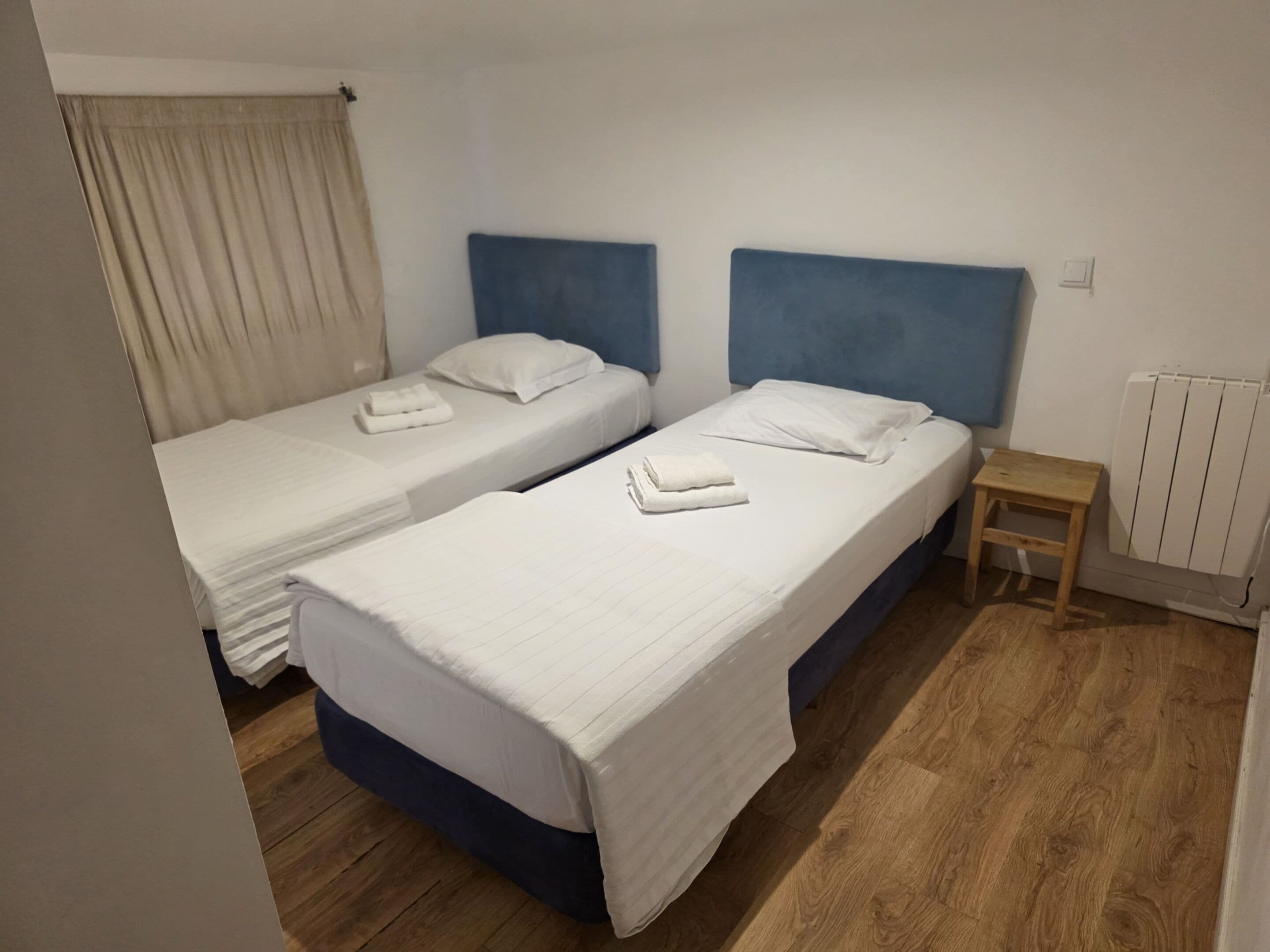 Habitación clásica con 2 camas individuales | Wifi gratis y ropa de cama