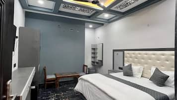Premium Room | Desk, laptop workspace