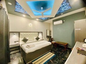 Premium Room | Desk, laptop workspace - Maan Avadh (Faizabad)