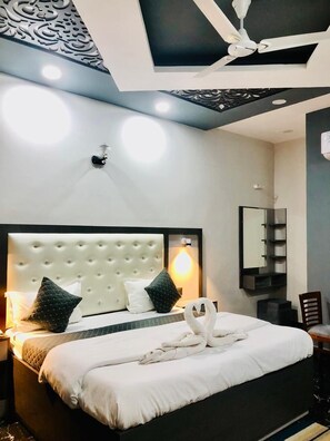 Premium Room | Desk, laptop workspace - Maan Avadh (Faizabad)