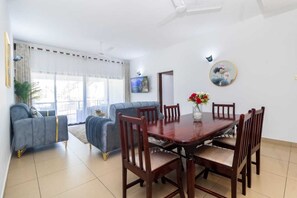 Appartement Deluxe | Coin séjour | TV connectée de 24 pouces avec chaînes numériques