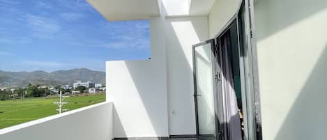 Phòng đơn có tầm nhìn toàn cảnh, 1 giường cỡ king | Bộ đồ giường cao cấp, chăn bông, nệm có lớp đệm bông, bàn