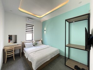 Standard Single Room, 1 King Bed | Premium bedding, down comforters, pillowtop beds, desk