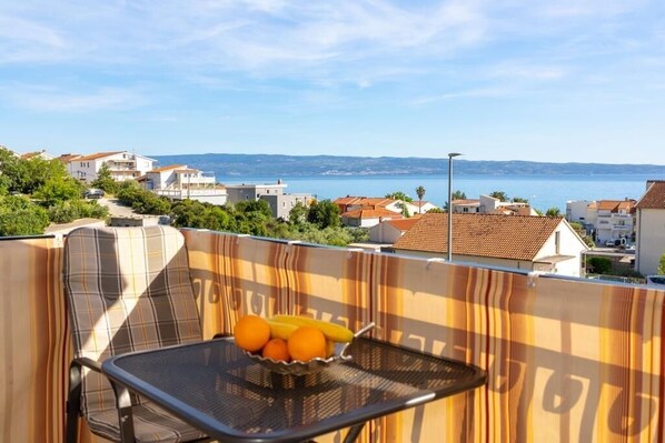 Outdoor dining - Coastal Comfort Apartment (Podstrana)