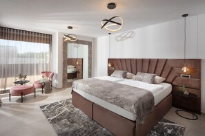 6 Schlafzimmer, Zimmersafe, Schreibtisch, Bügeleisen/Bügelbrett