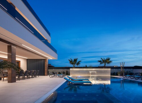Malibu Royal - One-of-a-kind luxury villa with swimming pool, gym and gameroom.