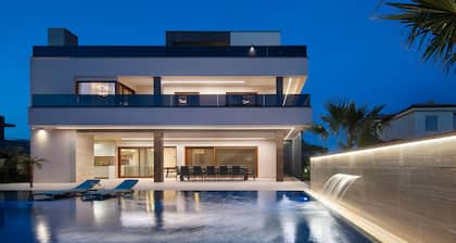 Malibu Royal - Luxury villa with pool & spa