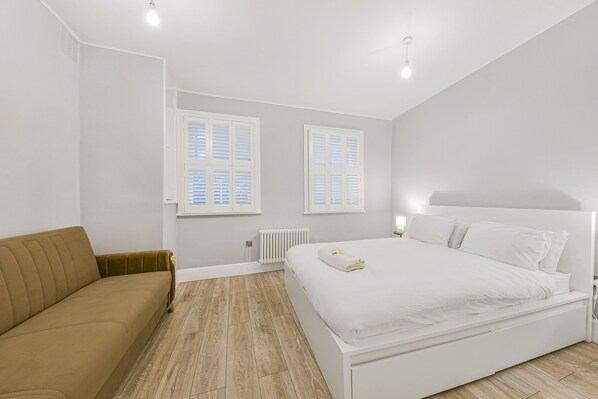 Deluxe Apartment | 1 bedroom, blackout drapes, soundproofing, iron/ironing board - The Knightsbridge Deluxe apartment (London)