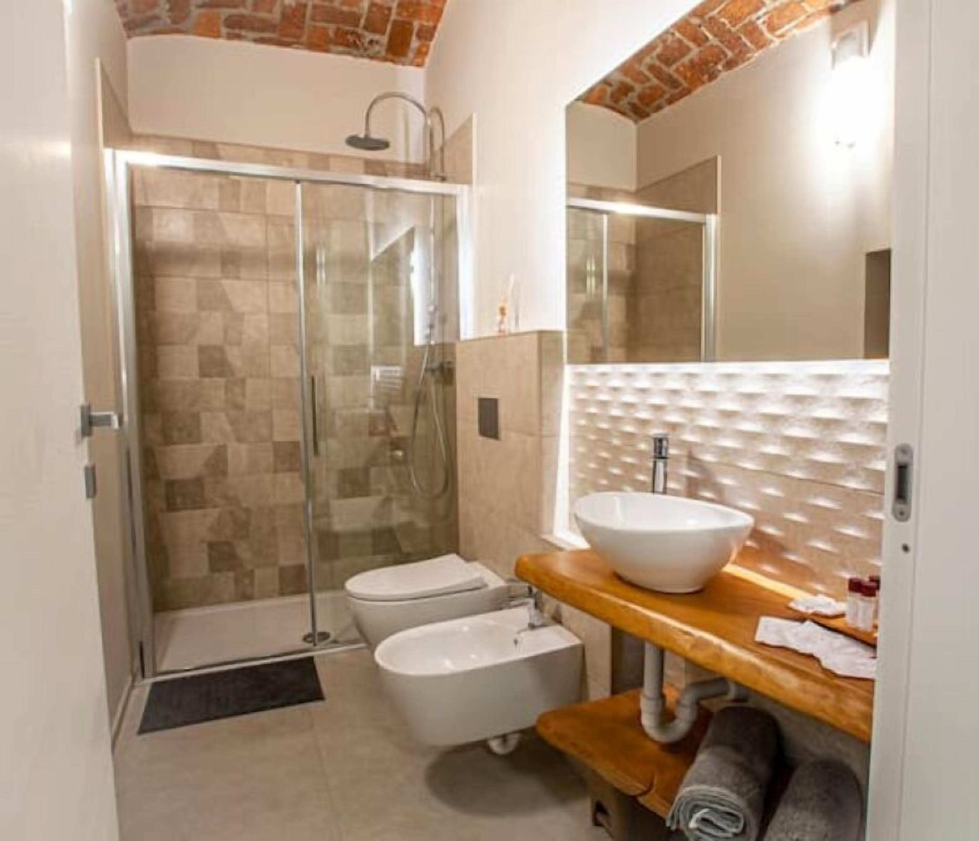 Douche, séchoir à cheveux, bidet, serviettes fournies