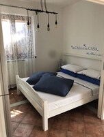 1 habitación, cortinas blackout y sistema de insonorización 
