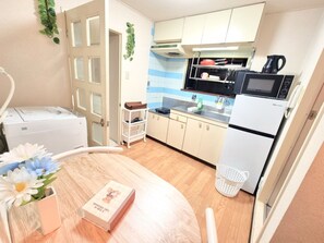 Køleskab, køkkentøj/tallerkener/redskaber, fryser