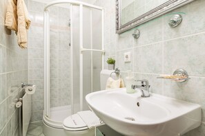 Shower, hair dryer, towels - Studio with pool and sea view in Villa Chiara (Icici)