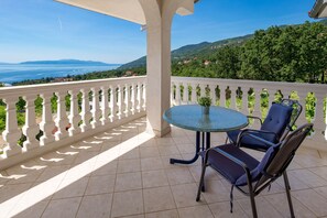 تناول الطعام بالخارج