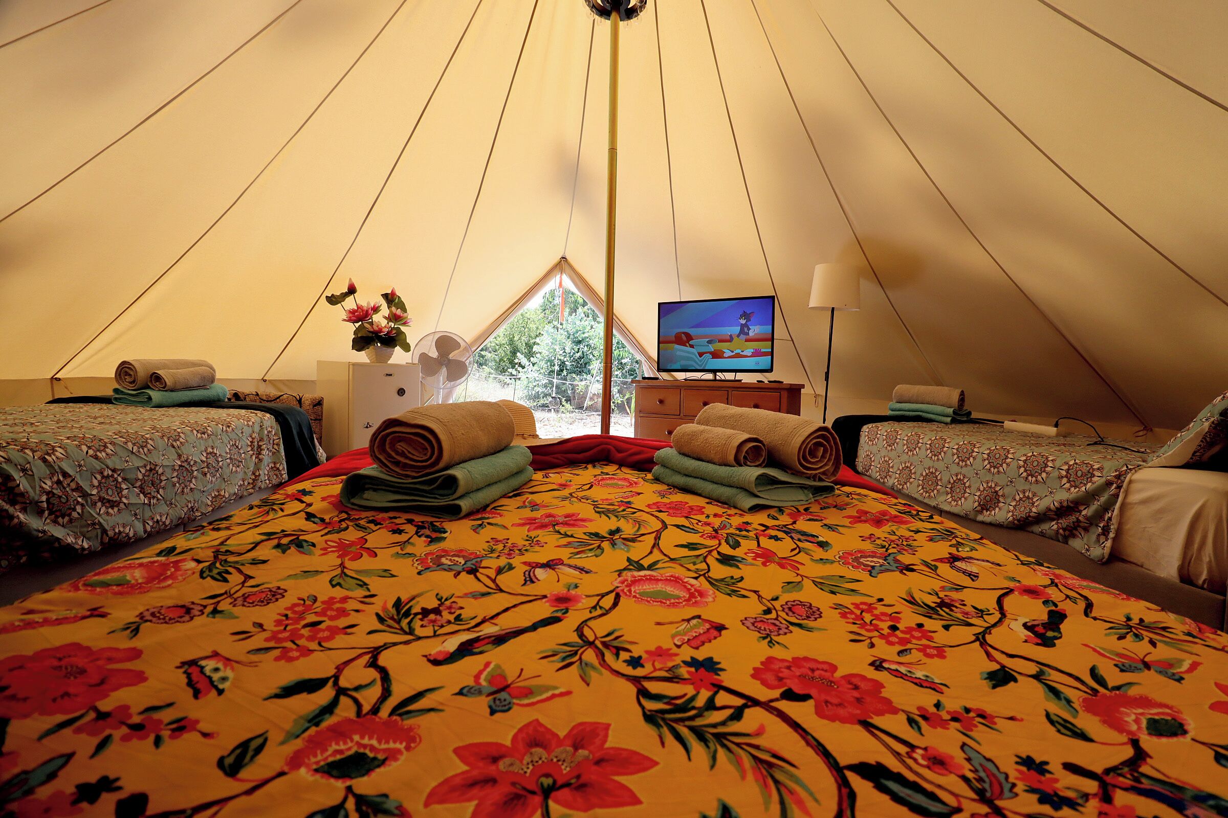 2 bedrooms, desk, iron/ironing board, travel crib