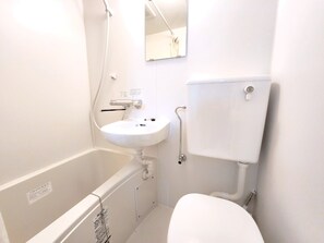 Ensemble douche/baignoire, sèche-cheveux, serviettes fournies, savon