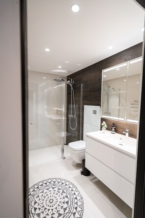 Superior Condo | Bathroom