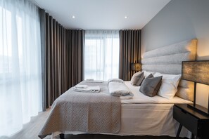 Condo superior | 3 quartos, ferros/tábuas de passar roupa, Wi-Fi de cortesia