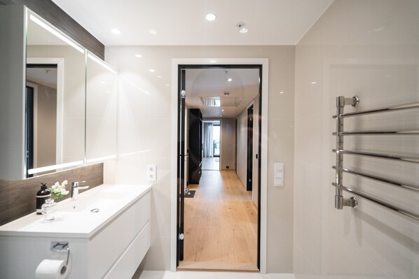 Apartamento superior | Baño | Ducha, cabezal de ducha tipo lluvia, secador de pelo y toallas