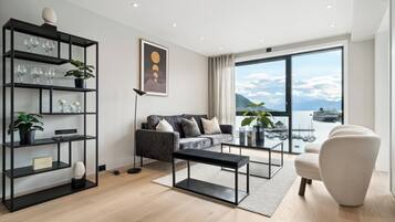 Kondominium Superior | 3 kamar tidur, dilengkapi dengan perabotan berbeda-beda, dan meja kerja