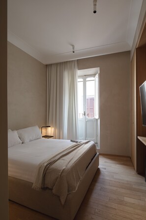 Standard Room | 1 bedroom, in-room safe, soundproofing, iron/ironing board