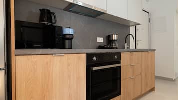 Superior Apartment | Private kitchen | Fridge, microwave, oven, stovetop