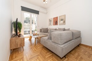 Superior appartement | Woonruimte | Een 50-inch smart-tv met kabelzenders