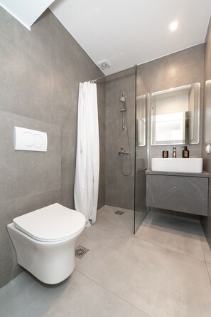 Superior-Apartment | Badezimmer | Dusche, Regendusche, Haartrockner, Handtücher