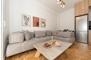 슈피리어 아파트 | 거실 공간 | 케이블 채널 시청이 가능한 50인치 스마트 TV