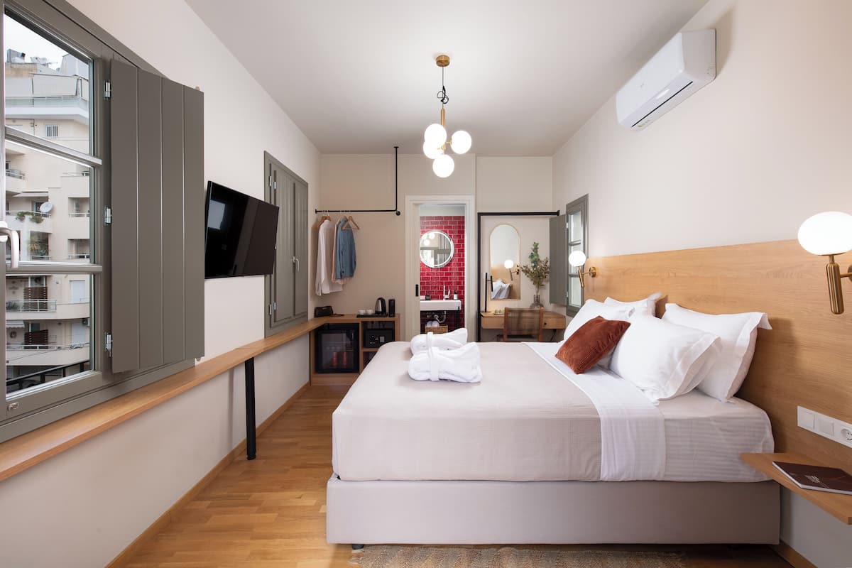 ميني بار وخزنة داخل الغرفة ومكتب وتجهيزات عازلة للصوت